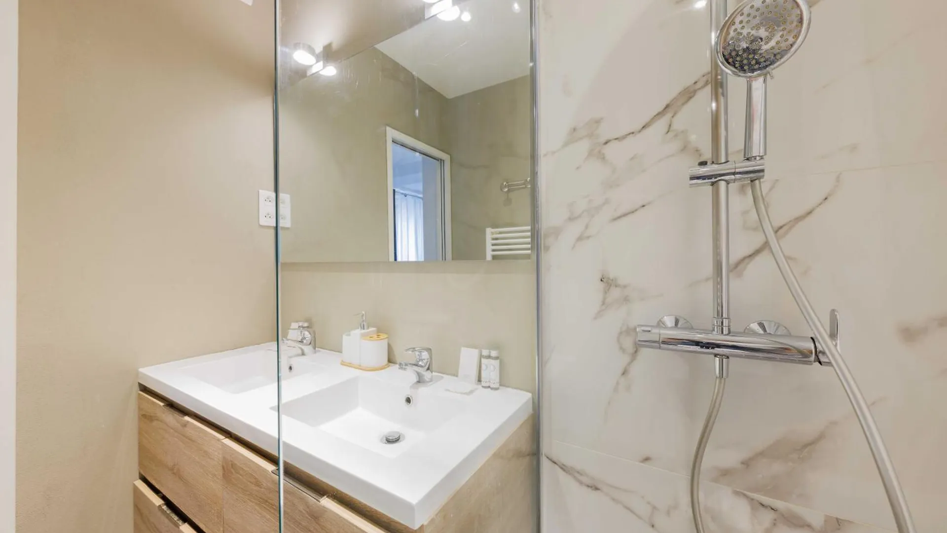 Amazing Apartment Gare De L'Est Republique Paris France